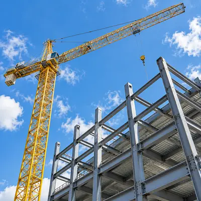 Estructura de obra en construcción con andamios