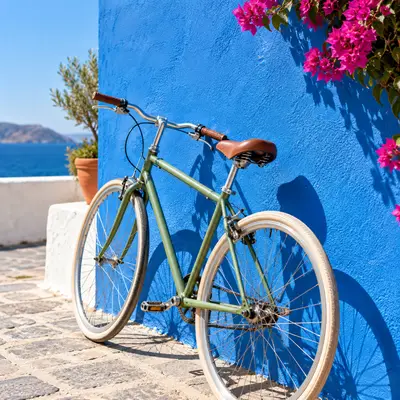 Bicicleta y mochila apoyadas contra una pared