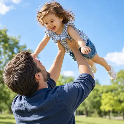 Adulto caminando de la mano con un niño